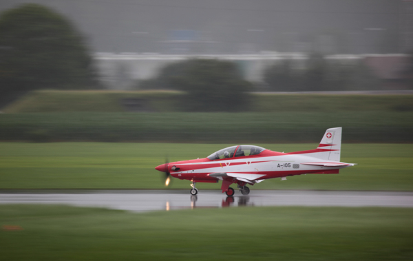 PC-21 bei der Landung