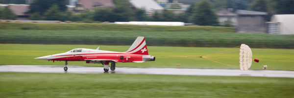 Tiger der Patrouille Suisse mit Bremsfallschirm